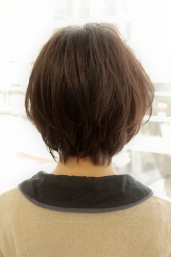 黒髪でも軽く見えるボブ佐藤遥6