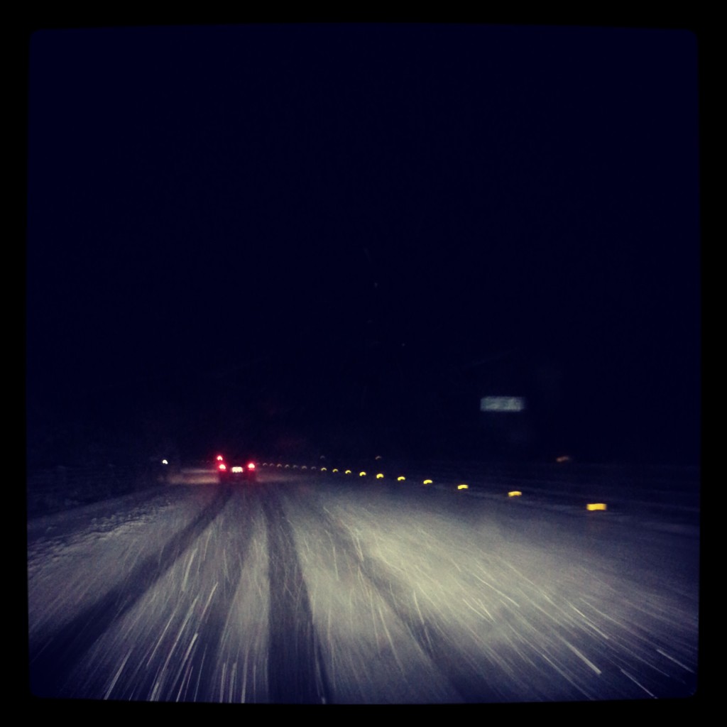 雪の中の高速道路