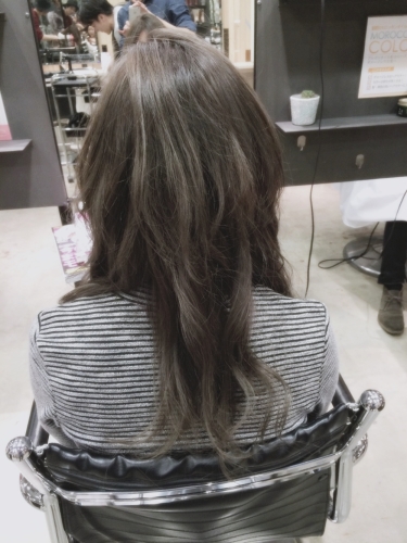 暗めプラチナアッシュ☆光の加減で立体感が出てくるヘアカラー【2015年の髪色】3