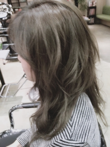 暗めプラチナアッシュ☆光の加減で立体感が出てくるヘアカラー【2015年の髪色】4