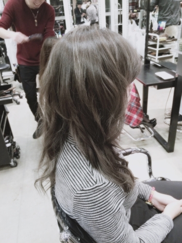 暗めプラチナアッシュ☆光の加減で立体感が出てくるヘアカラー【2015年の髪色】5