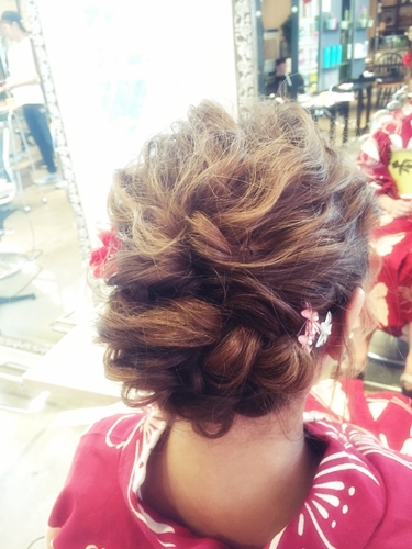 三つ編みとくるりんぱのフルアップスタイル【ロングヘアの後れ毛スタイル】05