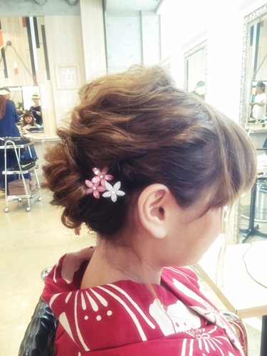 三つ編みとくるりんぱのフルアップスタイル【ロングヘアの後れ毛スタイル】03