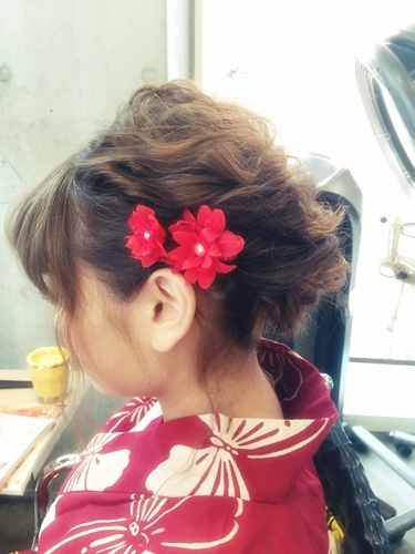 三つ編みとくるりんぱのフルアップスタイル【ロングヘアの後れ毛スタイル】02