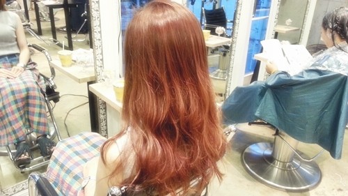 【シアーブラウンカラー】髪の透け感が重たいシルエットも軽く見せる髪色01