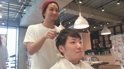 マルチバースでお世話になっている美容師【葛西祐介さん】がカットしに来てくれた02