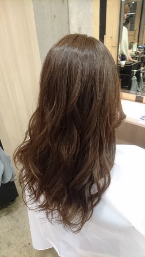 黒染めの状態からブリーチ使わずスモーキーアッシュに【黒染め落としの施術例】01