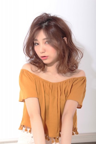 松尾瞳-まつおひとみ-ミディアム-コテ巻き-11トーン-ウェーブ-ヘアスタイル-髪型