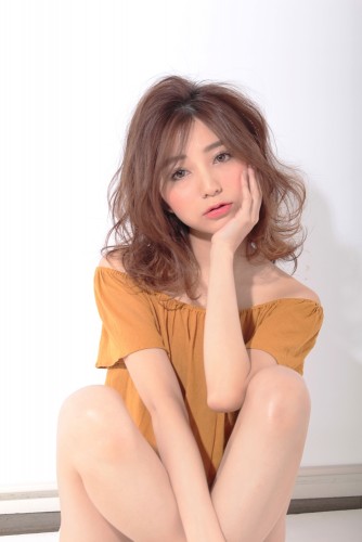 松尾瞳-まつおひとみ-ミディアム-コテ巻き-11トーン-ウェーブ-ヘアスタイル-髪型