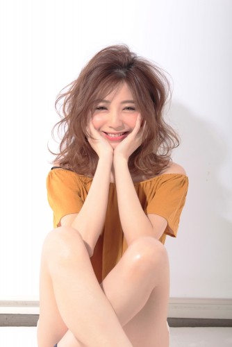 松尾瞳-まつおひとみ-ミディアム-コテ巻き-11トーン-ウェーブ-ヘアスタイル-髪型