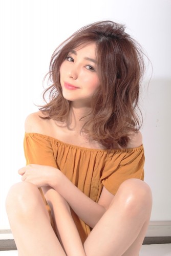 松尾瞳-まつおひとみ-ミディアム-コテ巻き-11トーン-ウェーブ-ヘアスタイル-髪型