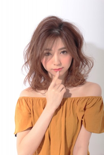 松尾瞳-まつおひとみ-ミディアム-コテ巻き-11トーン-ウェーブ-ヘアスタイル-髪型