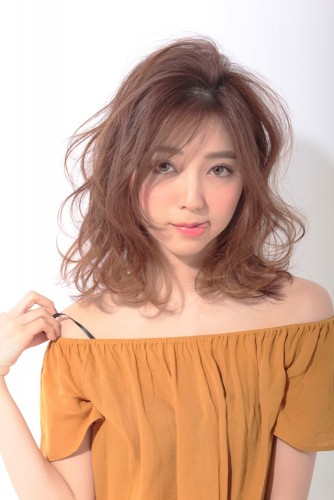 松尾瞳-まつおひとみ-ミディアム-コテ巻き-11トーン-ウェーブ-ヘアスタイル-髪型