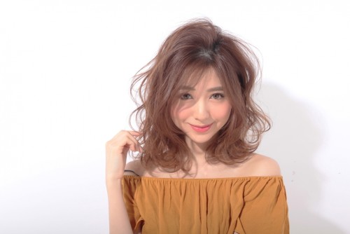 松尾瞳-まつおひとみ-ミディアム-コテ巻き-11トーン-ウェーブ-ヘアスタイル-髪型