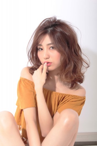 松尾瞳-まつおひとみ-ミディアム-コテ巻き-11トーン-ウェーブ-ヘアスタイル-髪型