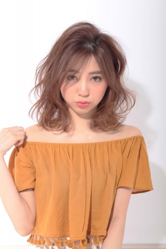 松尾瞳-まつおひとみ-ミディアム-コテ巻き-11トーン-ウェーブ-ヘアスタイル-髪型