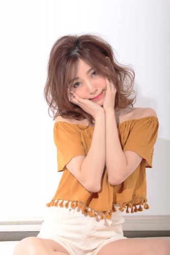 松尾瞳-まつおひとみ-ミディアム-コテ巻き-11トーン-ウェーブ-ヘアスタイル-髪型