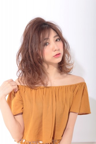 松尾瞳-まつおひとみ-ミディアム-コテ巻き-11トーン-ウェーブ-ヘアスタイル-髪型