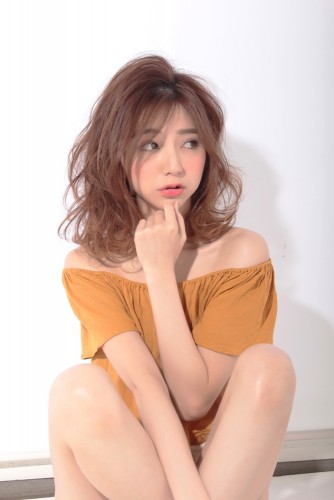 松尾瞳-まつおひとみ-ミディアム-コテ巻き-11トーン-ウェーブ-ヘアスタイル-髪型