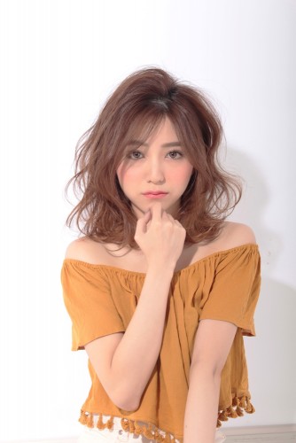 松尾瞳-まつおひとみ-ミディアム-コテ巻き-11トーン-ウェーブ-ヘアスタイル-髪型