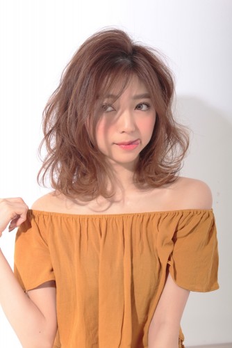 松尾瞳-まつおひとみ-ミディアム-コテ巻き-11トーン-ウェーブ-ヘアスタイル-髪型
