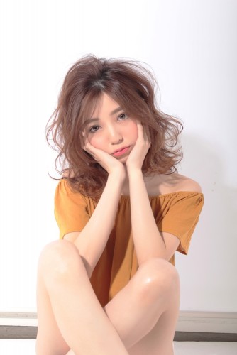 松尾瞳-まつおひとみ-ミディアム-コテ巻き-11トーン-ウェーブ-ヘアスタイル-髪型