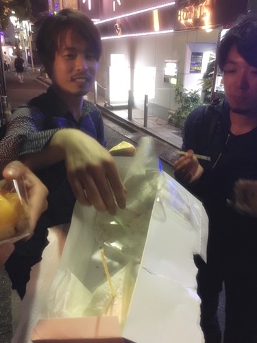 ラブホ街で誕生日ケーキ03