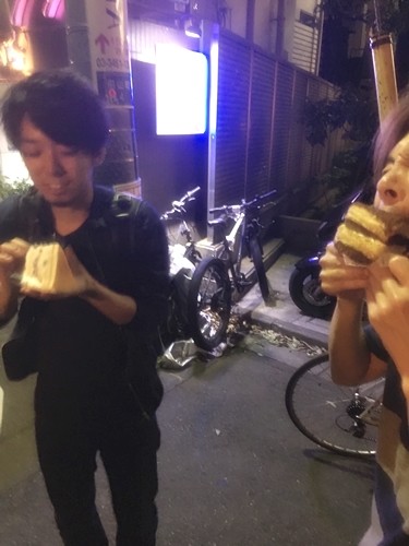 ラブホ街で誕生日ケーキ05